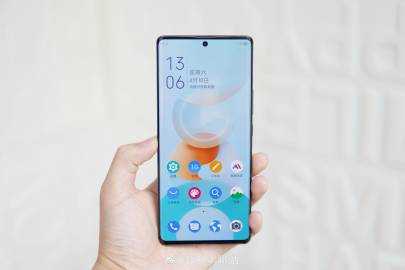 中兴Axon30Ultra是什么屏幕